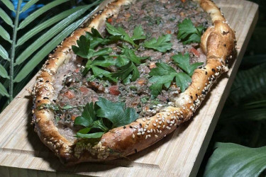 Пиде с мясом и кинзой