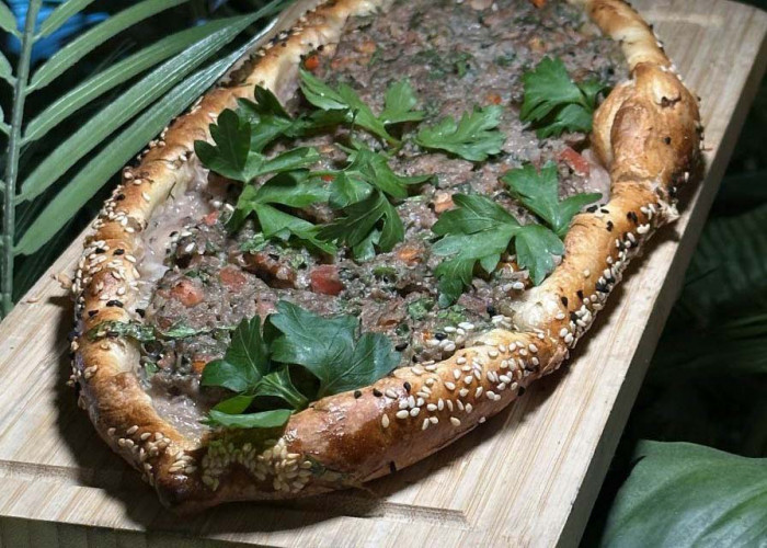 Пиде с мясом и кинзой